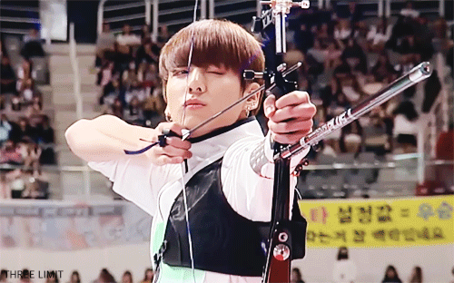 "Út vàng" của BTS - Jung Kook có năng khiếu thể thao vượt trội so với các anh và bắn cung là một trong những thế mạnh của anh chàng mỗi kỳ ISAC.