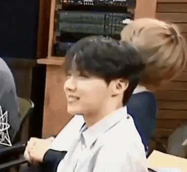 Biểu cảm “Tôi là ai? Đây là đâu?” của V khi biết chương trình được livestream. Biểu cảm “Tôi là ai? Đây là đâu?” của V khi biết chương trình được livestream.