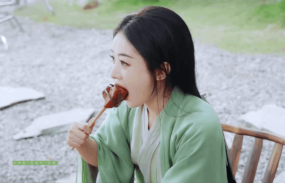 Cảnh ăn của Triệu Lệ Dĩnh ở Dữ Phượng Hành cũng gợi cho nhiều fan nhớ lại vai diễn của cô trong Sam Sam Đến Rồi. Cảnh ăn của Triệu Lệ Dĩnh ở Dữ Phượng Hành cũng gợi cho nhiều fan nhớ lại vai diễn của cô trong Sam Sam Đến Rồi.