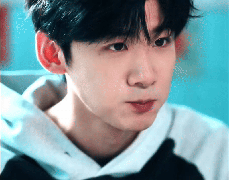 Khuôn miệng chúm chím nhai rồi gật đầu ưng ý khi Ôn Dĩ Phàm cùng hẹn ước đỗ vào Đại học Nam Vu của Tang Diên được khen "xinh yêu". Khuôn miệng chúm chím nhai rồi gật đầu ưng ý khi Ôn Dĩ Phàm cùng hẹn ước đỗ vào Đại học Nam Vu của Tang Diên được khen "xinh yêu".