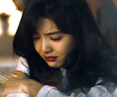 Những cảnh khóc nhỏ như khi cô say, mộng du, tự trách... cứa tim người xem vì đẹp tới nao lòng.