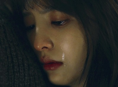 Những cảnh khóc nhỏ như khi cô say, mộng du, tự trách... cứa tim người xem vì đẹp tới nao lòng.