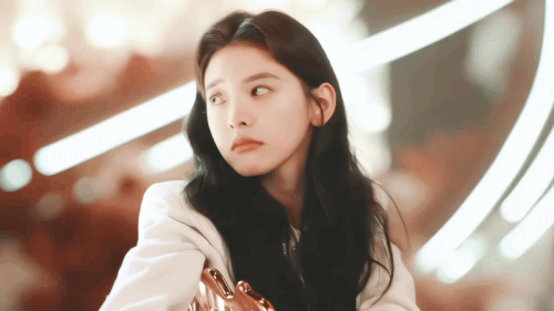 Đầu tiên là khi "ngà men say", cô ngoái nhìn Tang Diên. Mức độ "dưỡng thê" được chấm ở cấp độ 1. Đầu tiên là khi "ngà men say", cô ngoái nhìn Tang Diên. Mức độ "dưỡng thê" được chấm ở cấp độ 1.