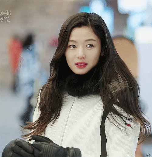 Một nàng tiên cá Shim Chung nơi Jeon Ji Hyun sở hữu đôi mắt long lanh, luôn hướng về người mình yêu. Một nàng tiên cá Shim Chung nơi Jeon Ji Hyun sở hữu đôi mắt long lanh, luôn hướng về người mình yêu.