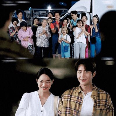 Và đây là nụ cười má lúm đồng tiền bừng sáng trong không khí lãng mạn của biển đêm làng Gonjin, vừa ngọt ngào vừa tự hào, lại vừa ngượng ngùng của đôi má lúm khi công khai hẹn hò trước sự chúc phúc dân làng. - Ảnh: Twitter @desenlace_ Và đây là nụ cười má lúm đồng tiền bừng sáng trong không khí lãng mạn của biển đêm làng Gonjin, vừa ngọt ngào vừa tự hào, lại vừa ngượng ngùng của đôi má lúm khi công khai hẹn hò trước sự chúc phúc dân làng. - Ảnh: Twitter @desenlace_