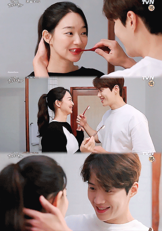 ...đến cùng nhau đánh răng, mọi khung hình của Hometown Cha Cha Cha đều lấp lánh, ngọt ngào khi cặp đôi má lúm bên nhau tươi cười. - Ảnh: Twitter @desenlace_ ...đến cùng nhau đánh răng, mọi khung hình của Hometown Cha Cha Cha đều lấp lánh, ngọt ngào khi cặp đôi má lúm bên nhau tươi cười. - Ảnh: Twitter @desenlace_