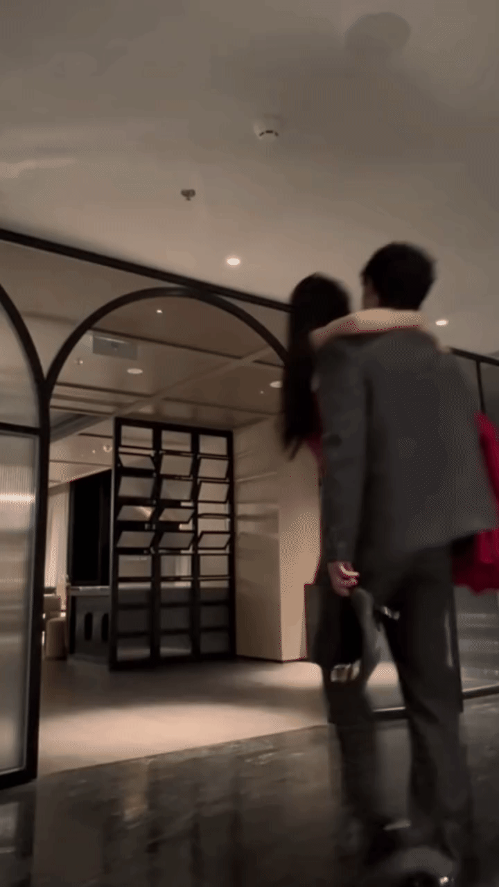 Trào lưu bế công chúa bằng một tay khiến cư dân mạng xốn xang, xuyến xao vì độ lãng mạn như mô-típ &quot;tổng tài bà đạo và tiểu kiều thê&quot;.