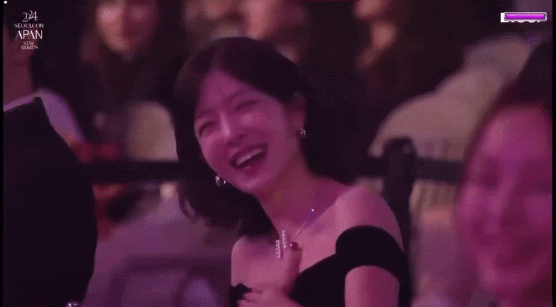 Máy quay lia tới bắt trọn khoảnh khắc Jung In Sun bật cười lớn sau khi nghe bài phát biểu của bạn trai cũ, và vỗ tay chúc mừng Lee Yi Kyung.