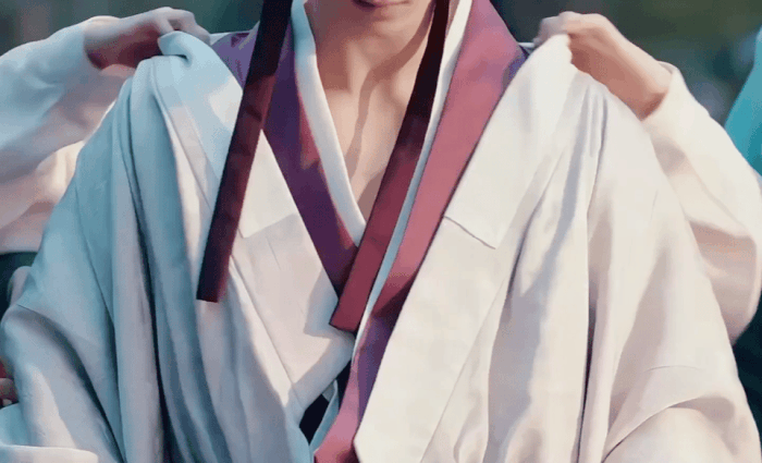 Đậu Chiêu cởi từng lớp áo của anh để châm cứu, khoe ra thân hình săn chắc của Toàn Y Luân khiến cư dân mạng náo loạn. Sau khi cảnh quay này viral, Cnet đặt biệt danh mới cho nam diễn viên là "trai đẹp củ hành". Đậu Chiêu cởi từng lớp áo của anh để châm cứu, khoe ra thân hình săn chắc của Toàn Y Luân khiến cư dân mạng náo loạn. Sau khi cảnh quay này viral, Cnet đặt biệt danh mới cho nam diễn viên là "trai đẹp củ hành".