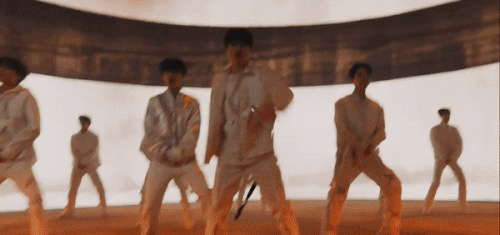 Vũ đạo &quot;bẻ lái&quot; ở điệp khúc đầy ấn tượng của JIKJIN.