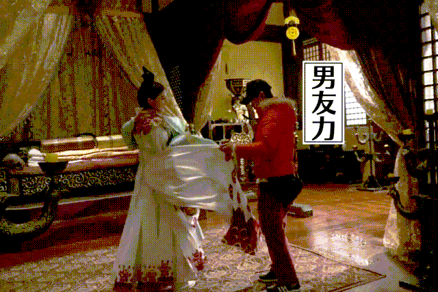 Không chỉ bế bổng, Địch Lệ Nhiệt Ba còn có thể "bế công chúa", xoay vài vòng. - Nguồn: Xing xiuli Không chỉ bế bổng, Địch Lệ Nhiệt Ba còn có thể "bế công chúa", xoay vài vòng. - Nguồn: Xing xiuli