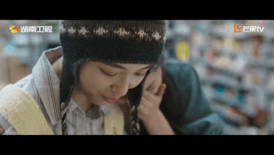 Hồng Đậu dựa vào vai Nam Tinh khóc nấc thành tiếng sau khi nghe bạn khuyên hãy tận hưởng cuộc sống thay vì chỉ lao vào kiếm thật nhiều tiền. Hồng Đậu dựa vào vai Nam Tinh khóc nấc thành tiếng sau khi nghe bạn khuyên hãy tận hưởng cuộc sống thay vì chỉ lao vào kiếm thật nhiều tiền.