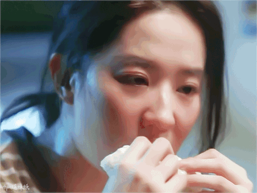 Phân đoạn cô khóc nức nở khi nghe di ngôn của bạn thân, vừa ăn vừa rơi lệ khiến người xem cũng nhói lòng. Phân đoạn cô khóc nức nở khi nghe di ngôn của bạn thân, vừa ăn vừa rơi lệ khiến người xem cũng nhói lòng.