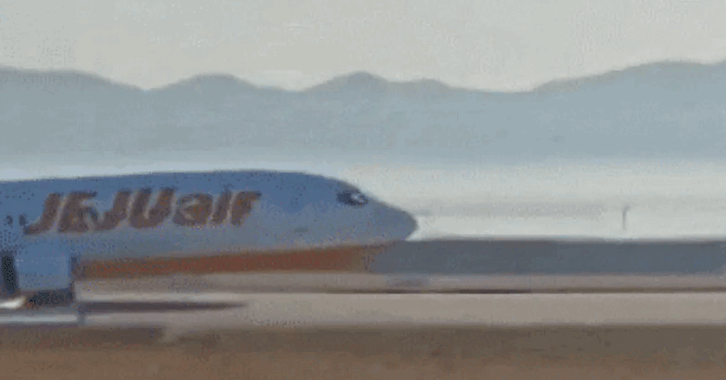 Cảnh máy bay trượt khỏi đường băng, rồi phát nổ được đăng tải trên các đài truyền hình địa phương.