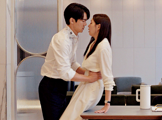 Thay đổi của đoàn phim đã giúp Baek Sa Eon trên màn ảnh tinh tế hơn vì lúc này, anh và Hee Joo vẫn chỉ là vợ chồng trên giấy tờ.