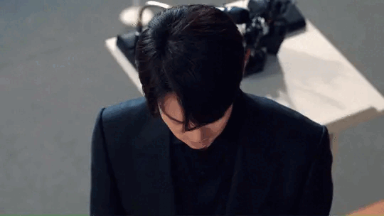 Baek Sa Eon ngẩng đầu mắt ướt lệ nhòa khi ngước nhìn ảnh của Hee Joo trên màn chiếu trước khi rời họp báo &quot;cứa tim&quot; khán giả. - Ảnh daminsi