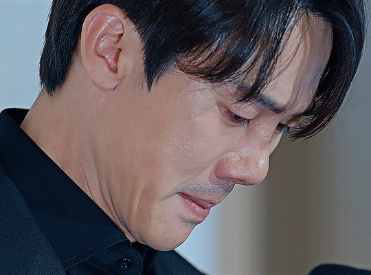 &quot;Baek sĩ&quot; đã trở thành &quot;Baek suy&quot; khiến khán giả khóc ròng, thổn thức với từng cái cúi đầu cố nén đớn đau để hoàn thành bài phát biểu. - Ảnh: kateknowsdramas