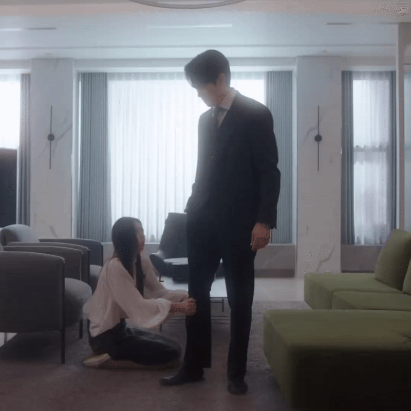 Hee Joo bám chân cầu xin thì bị anh hất ra.