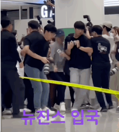 Hàng rào bằng dây an toàn đã bị phá vỡ khi NewJeans xuất hiện.