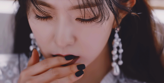 MV Psycho của Red Velvet phát hành đánh dấu sự khai sinh của từ khóa "original visual" gắn liền với Irene. MV Psycho của Red Velvet phát hành đánh dấu sự khai sinh của từ khóa "original visual" gắn liền với Irene.