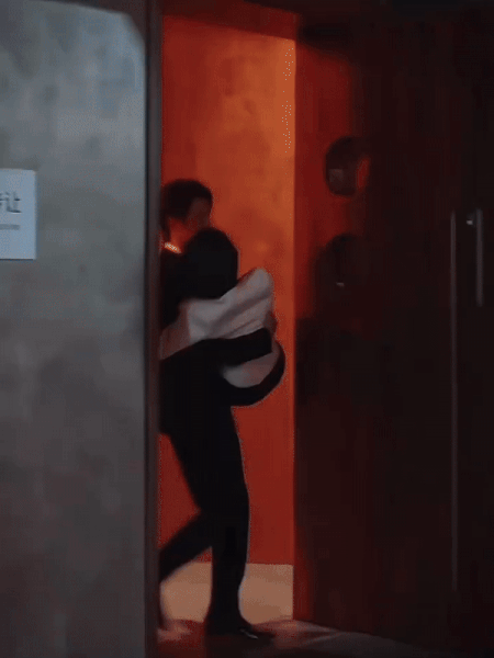 Cảnh ngay trước đó, khoảnh khắc Hàn Đình bế Kỷ Tinh đang giãy giụa bước ra cũng làm người xem xuyến xao.