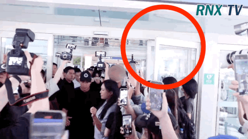 Cửa bị gãy do đám đông ùa lên khi RIIZE xuất hiện ở sân bay.