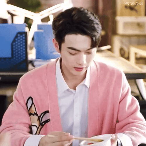 Hàn Đình lúc làm việc lạnh như băng nhưng khi trở về với người thân, ngồi ăn cơm cùng gia đình Kỷ Tinh lại tỏa ra sự chân thành, ấm áp.