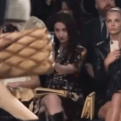 Khoảnh khắc selfie bằng cam trước của Lưu Diệc Phi cũng "gây sốt" vì đáng yêu. Khoảnh khắc selfie bằng cam trước của Lưu Diệc Phi cũng "gây sốt" vì đáng yêu.