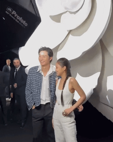 Park Seo Joon chắn ống kính máy quay cho Jennie và "bàn tay lịch thiệp" của anh chàng.