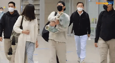 Song Joong Ki được cho là đã muốn nắm tay bạn gái tại sân bay, nhưng thời điểm này cả hai chưa công khai hẹn hò nên nam diễn viên phải kìm nén. Song Joong Ki được cho là đã muốn nắm tay bạn gái tại sân bay, nhưng thời điểm này cả hai chưa công khai hẹn hò nên nam diễn viên phải kìm nén.