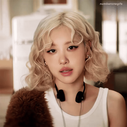 Khung hình gây mê của Rosé trong MV On My Mind.