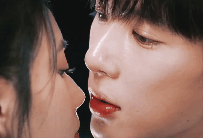 Dù không thực sự có cảnh hôn, Vương An Vũ thuyết phục người xem bằng ánh mắt say đắm, thậm chí gương mặt còn hơi ửng đỏ. Sự tỉ mỉ trong diễn xuất của nam diễn viên giúp khán giả không có cảm giác rằng các cảnh này là giả. Dù không thực sự có cảnh hôn, Vương An Vũ thuyết phục người xem bằng ánh mắt say đắm, thậm chí gương mặt còn hơi ửng đỏ. Sự tỉ mỉ trong diễn xuất của nam diễn viên giúp khán giả không có cảm giác rằng các cảnh này là giả.