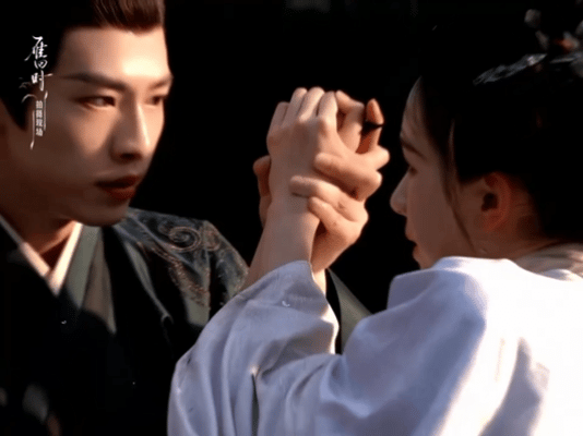 Đoạn cắt gây sốt cộng đồng fan vì Tân Vân Lai có thể nắm gọn 2 cổ tay của Trần Đô Linh chỉ bằng 1 tay.