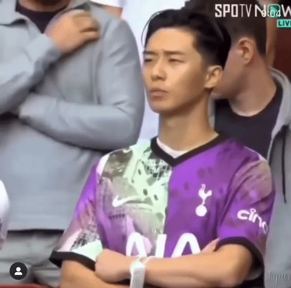 Dù chỉ lướt qua khung hình vài giây nhưng nhan sắc của tài tử xứ Hàn vẫn gây thương nhớ với người hâm mộ. Dù chỉ lướt qua khung hình vài giây nhưng nhan sắc của tài tử xứ Hàn vẫn gây thương nhớ với người hâm mộ.