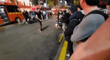 Gif cắt từ video trong bài đăng đang &quot;viral&quot; trên theqoo. - Nguồn: Koreaboo