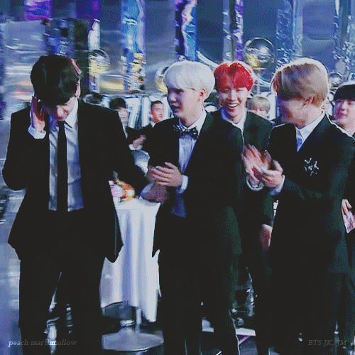 SUGA từng ngượng ngùng khi được các anh em tháp tùng lên sân khấu nhận giải Hot Trend tại MMA 2017.