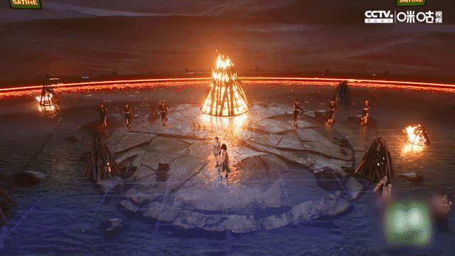 Sân khấu được đầu tư hoành tráng với sàn nước và những vòng lửa.