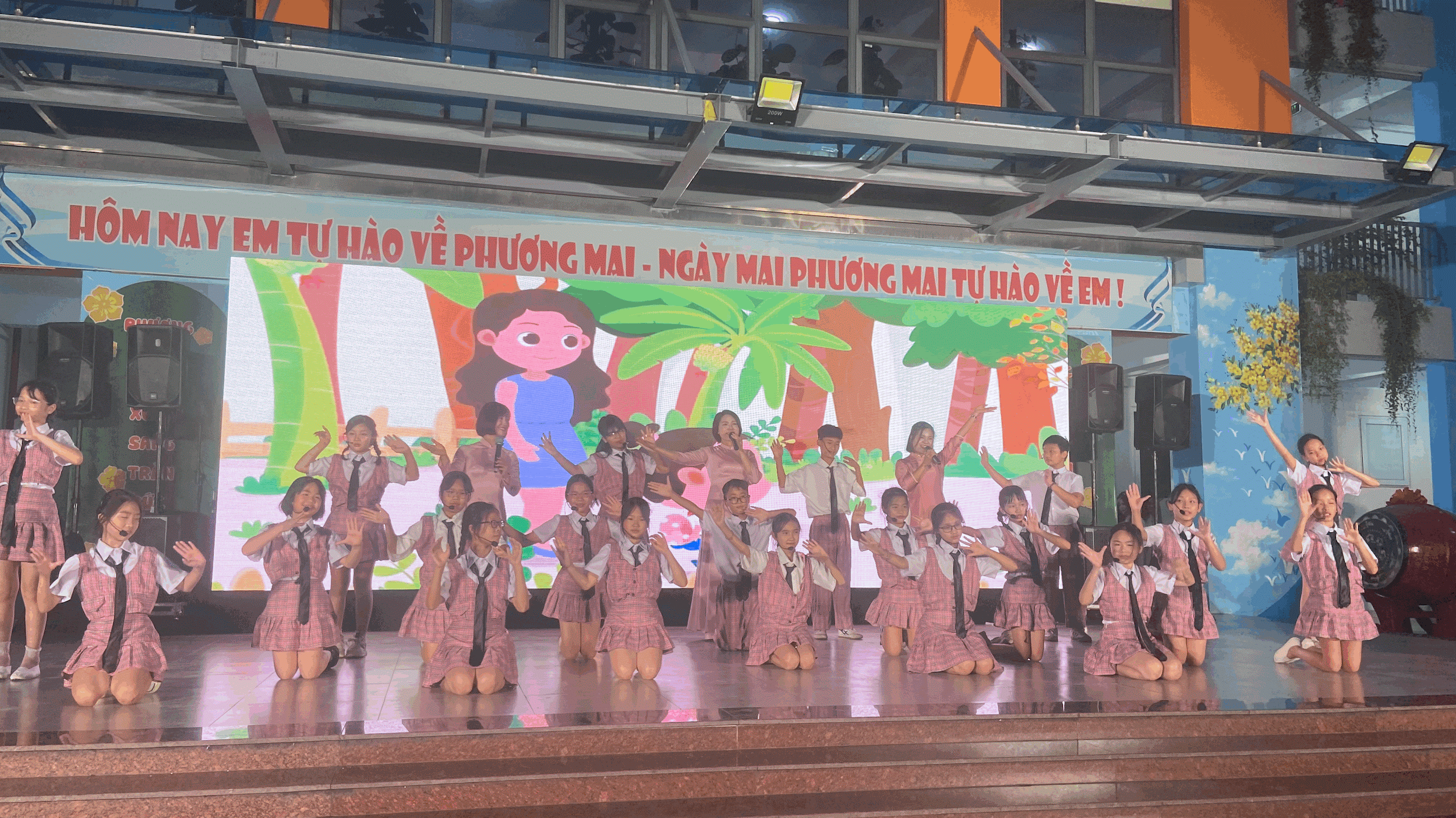 Cả hội trường hòa nhịp với các tiết mục đầy cảm xúc và công phu như "Người thầy", "Nhật ký của mẹ", "Ngày đầu tiên đi học"... Cả hội trường hòa nhịp với các tiết mục đầy cảm xúc và công phu như "Người thầy", "Nhật ký của mẹ", "Ngày đầu tiên đi học"...