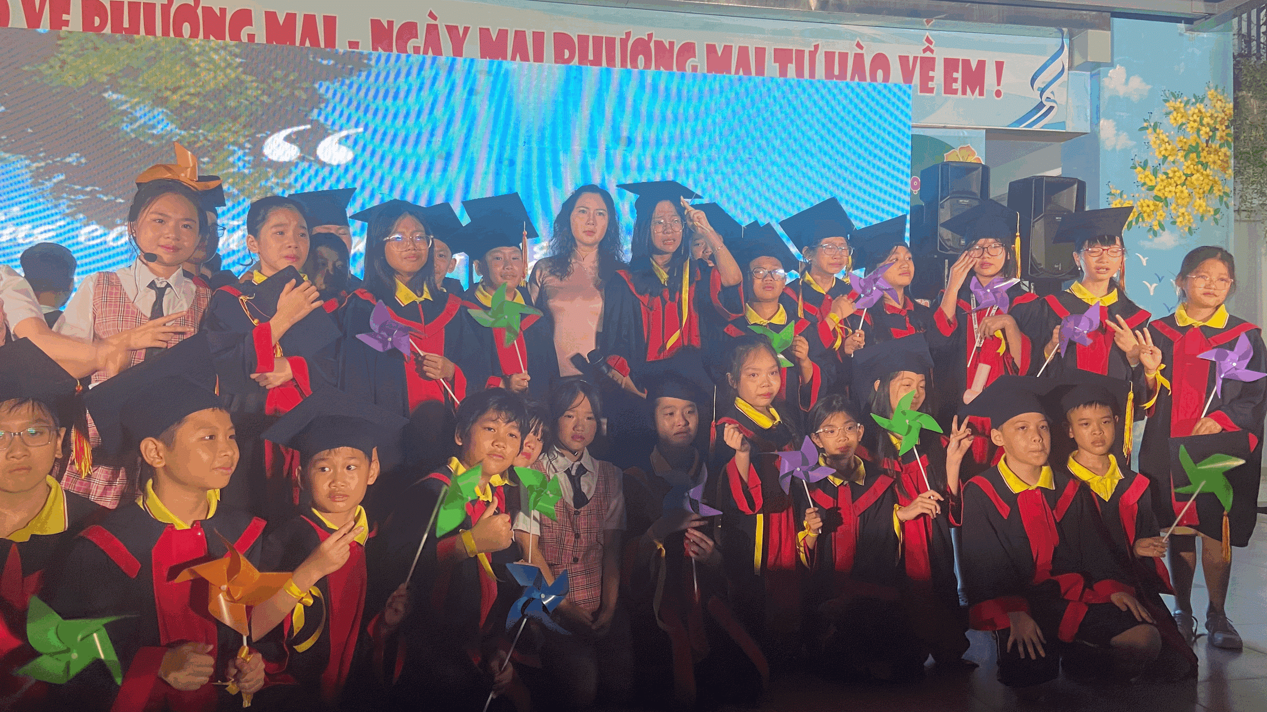 Cả hội trường hòa nhịp với các tiết mục đầy cảm xúc và công phu như "Người thầy", "Nhật ký của mẹ", "Ngày đầu tiên đi học"... Cả hội trường hòa nhịp với các tiết mục đầy cảm xúc và công phu như "Người thầy", "Nhật ký của mẹ", "Ngày đầu tiên đi học"...