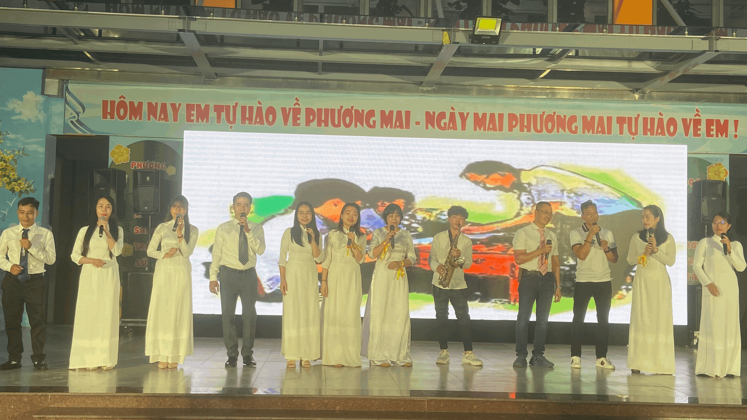 Cả hội trường hòa nhịp với các tiết mục đầy cảm xúc và công phu như "Người thầy", "Nhật ký của mẹ", "Ngày đầu tiên đi học"... Cả hội trường hòa nhịp với các tiết mục đầy cảm xúc và công phu như "Người thầy", "Nhật ký của mẹ", "Ngày đầu tiên đi học"...