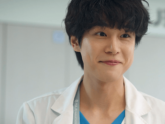 Một trong những điểm đốn tim khán giả ở nam diễn viên họ Kang là visual sáng với nụ cười tỏa nắng đặc trưng. Anh sinh năm 1994, người duy nhất ngoài 30 tuổi nhưng lại trông "trẻ trâu" nhất hội "F4 Resident Playbook", nhìn như "bằng vai phải lứa" với tân binh 2K1 Han Ye Ji.