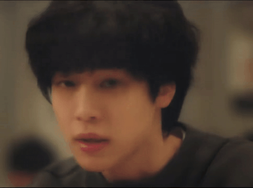 Một trong những điểm đốn tim khán giả ở nam diễn viên họ Kang là visual sáng với nụ cười tỏa nắng đặc trưng. Anh sinh năm 1994, người duy nhất ngoài 30 tuổi nhưng lại trông "trẻ trâu" nhất hội "F4 Resident Playbook", nhìn như "bằng vai phải lứa" với tân binh 2K1 Han Ye Ji.