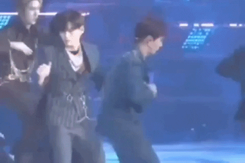 Suốt nửa sau của tiết mục, anh chàng vừa nhảy vừa phải giữ vạt áo nhưng thần thái biểu diễn vẫn không kém đi chút nào.