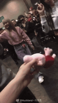 Khoảnh khắc Jennie lén lút nhận quà từ người hâm mộ.