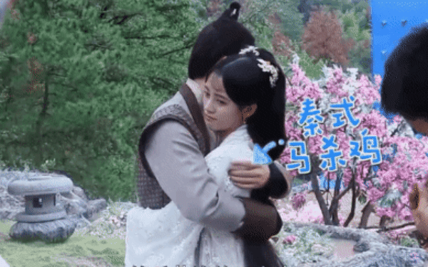 Trong cảnh ôm, netizen đặt nghi vấn Trương Triết Hạn cố ý xoay và nhấn phần vai của Cúc Tịnh Y khiến mỹ nhân khó chịu. Trong cảnh ôm, netizen đặt nghi vấn Trương Triết Hạn cố ý xoay và nhấn phần vai của Cúc Tịnh Y khiến mỹ nhân khó chịu.