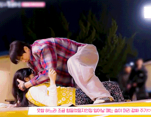 Woo Seok đỡ đầu Hye Yoon khi đỡ cô ngồi dậy trong cảnh vô tình ngã xuống sàn. Woo Seok đỡ đầu Hye Yoon khi đỡ cô ngồi dậy trong cảnh vô tình ngã xuống sàn.