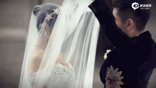 Các fan "thở dài" bởi hiện tại chỉ cảm thấy buồn man mác khi xem lại màn tung khăn voan này: "Tất cả vẫn đẹp, chỉ là chuyện tình của họ đã không có cái kết đẹp như đã từng".