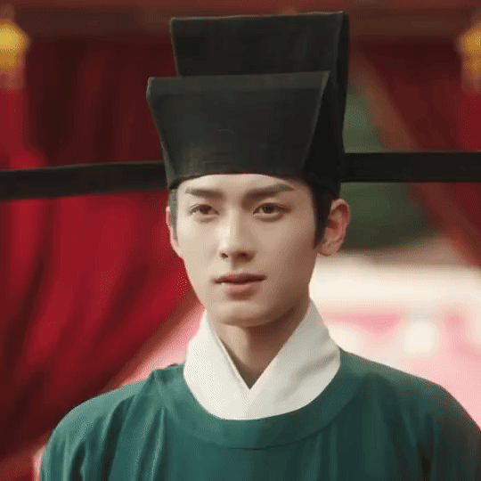 Sự dứt khoát của Nguyên Minh khi tự tát mình để diễn cảnh xích mích trong vụ Nghiêm Tử Mỹ muốn "cướp vợ", hay lúc chàng điềm tĩnh, phá banh hôn lễ với Ngu Tú Ngạc, công khai thân phận... cũng là những tình tiết được lòng khán giả.