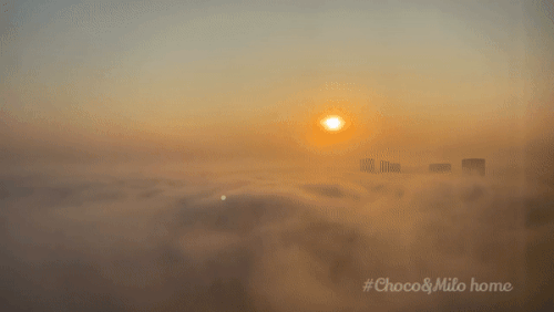 Sóng mây đẹp như khung cảnh săn mây ở Tà Xùa, Y Tí ngay tại khu đô thị ngoại thành Hà Nội. - Nguồn: Thùy Dương/ Choco