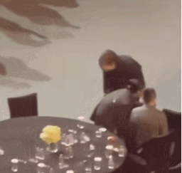 Khoảnh khắc cúi người bước đi thoăn thoắt của Trương Lăng Hách ở một góc máy khác. Khoảnh khắc cúi người bước đi thoăn thoắt của Trương Lăng Hách ở một góc máy khác.